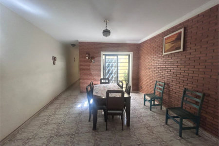 Casa espaçosa e confortável em um bairro tranquilo a venda.