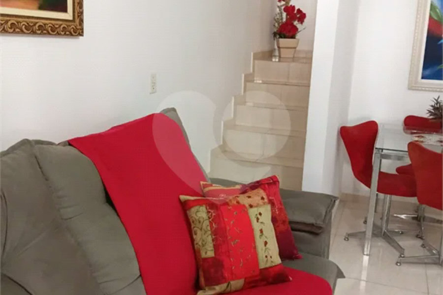 Sobrado em condomínio fechado com 3 dormitórios e 100m2