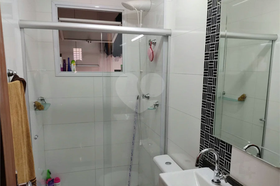 Apartamento térreo , três quartos sendo uma suíte.
