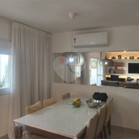 Apartamento 3 dormitórios, região do Campo Belo. Condomínio com laser completo.