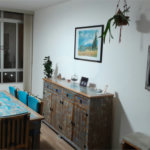 Amplo apartamento à venda totalmente reformado, sala ampliada, quarto, escritório, cozinha integrada e banheiro com box e banheira.