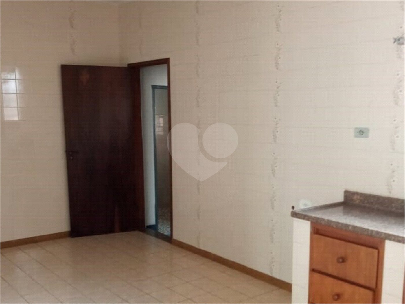 Casa térrea e espaçosa no centro da cidade por apenas R$370.000,00!!! Vamos agendar uma visita?