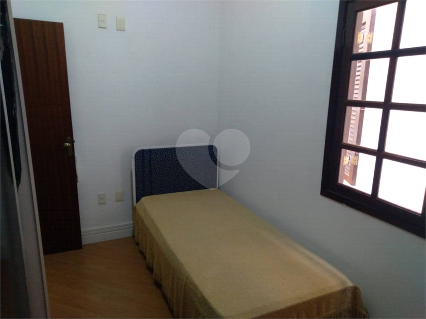 Sobrado espaçoso e bem localizado