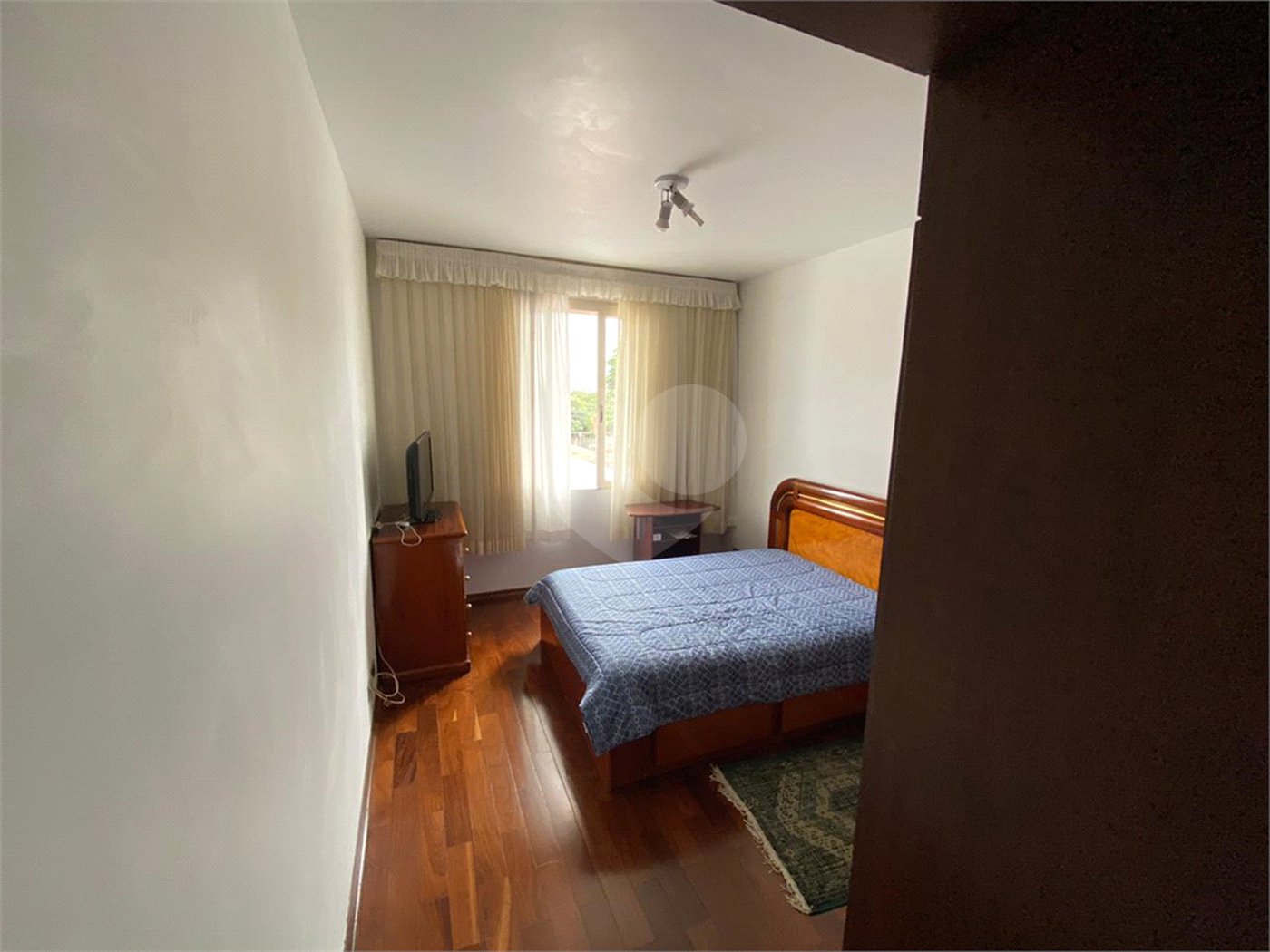 Casa Térrea com 3 suítes, sendo 1 suíte master.