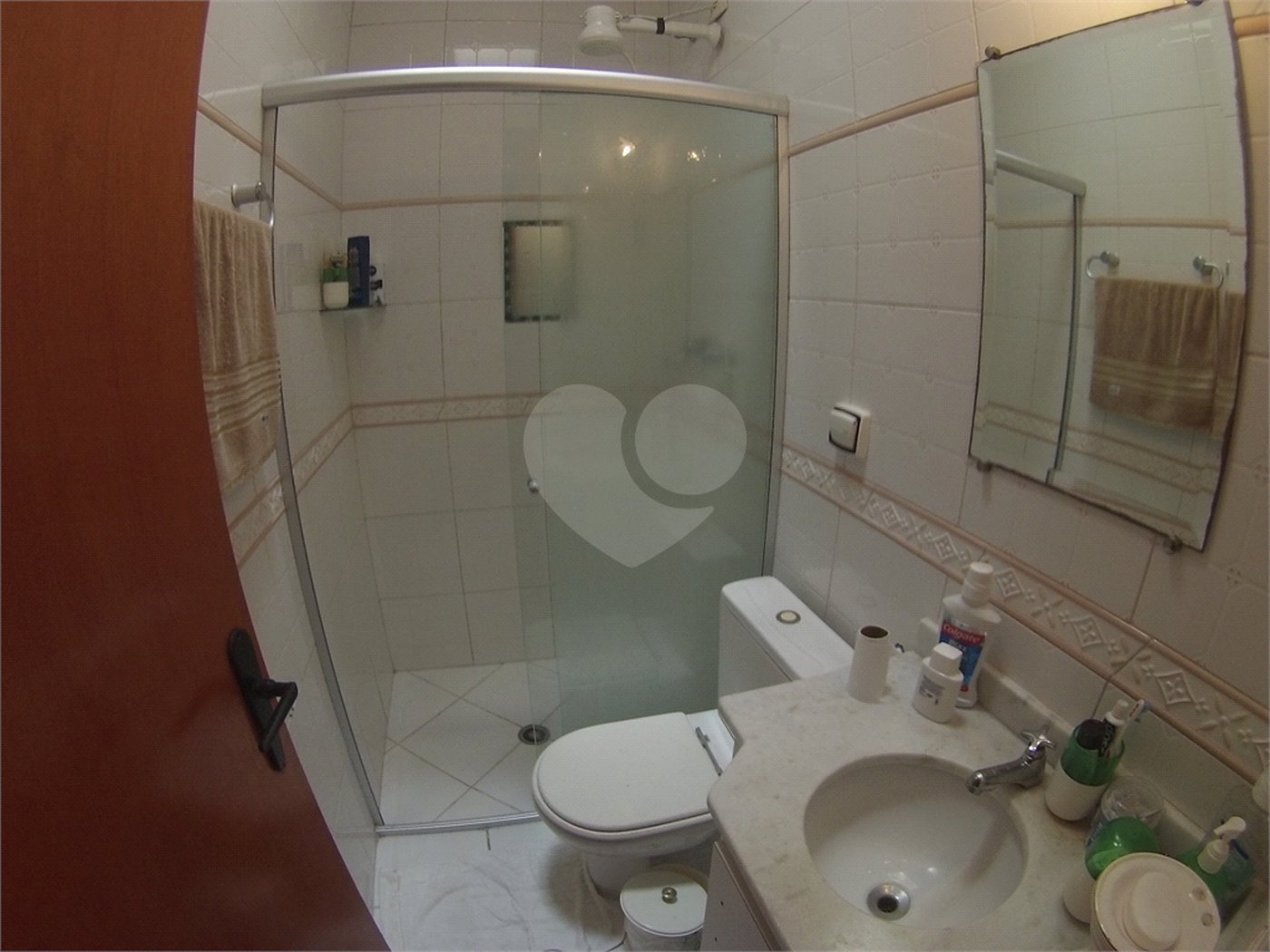 Sobrado com 4 quartos sendo 2 suítes.
