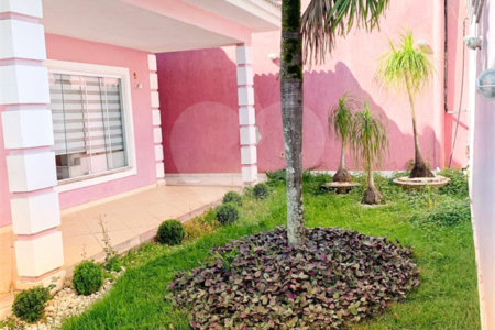 Maravilhosa casa com 03 suítes no Condomínio Girassol localizado na Estrada do Mendanha CG