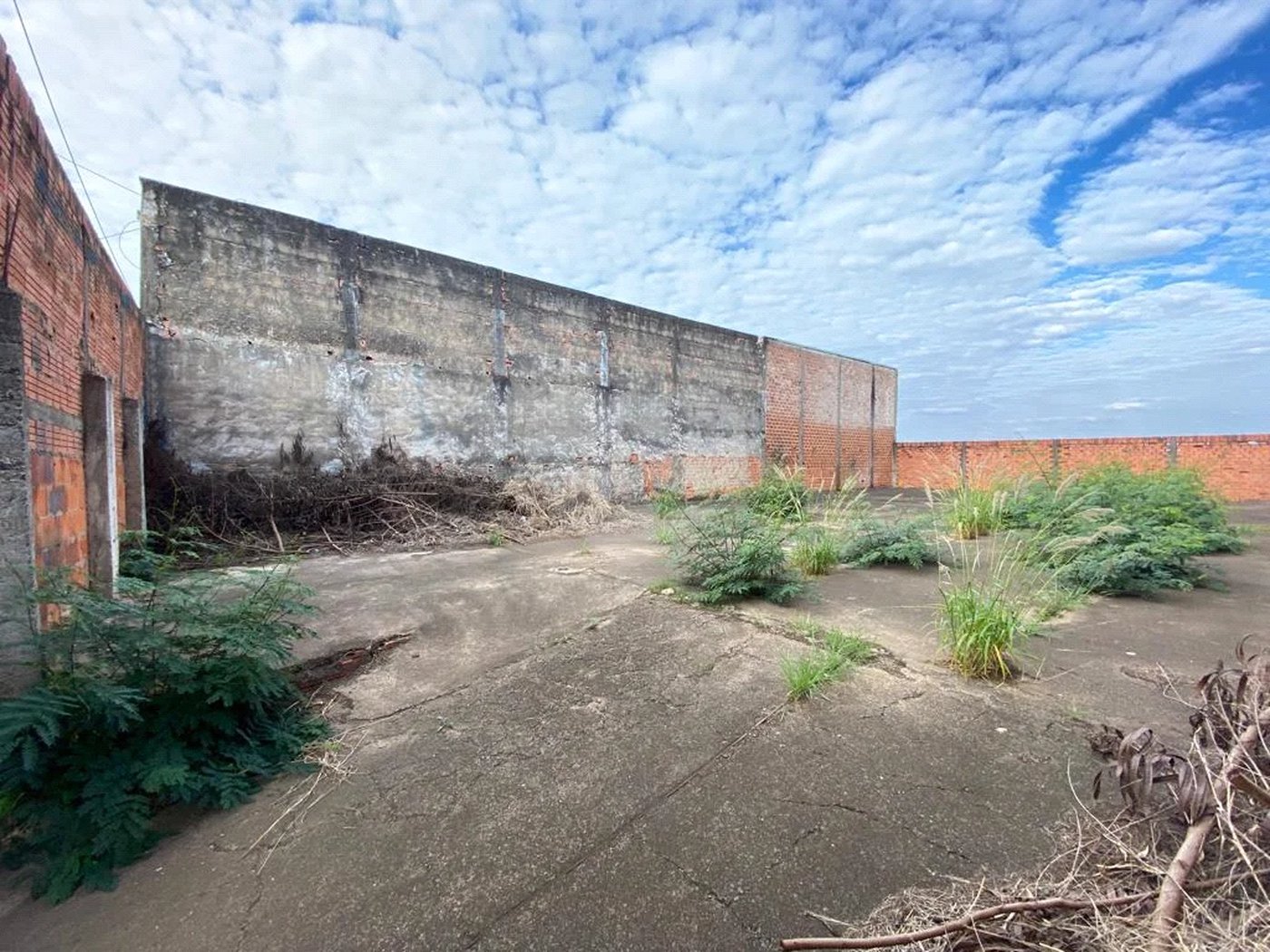 Terreno e Barracão comercial à venda ou locação, no bairro Santa Rosa - Piracicaba/SP.