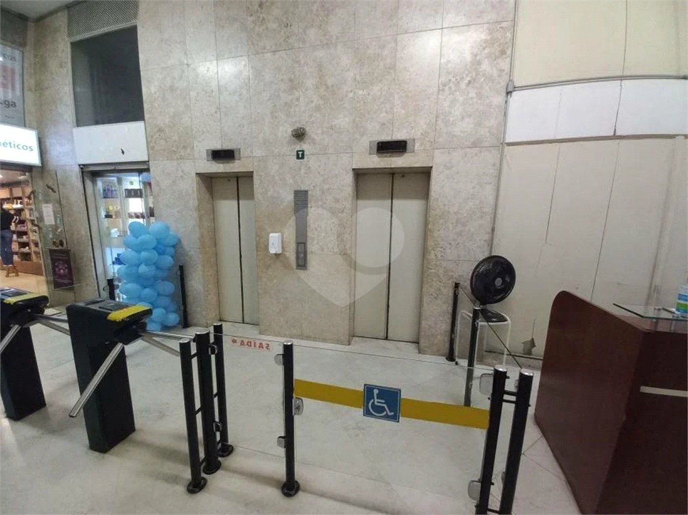 Ótima sala para escritório com 37 m², possui 2 ambientes.