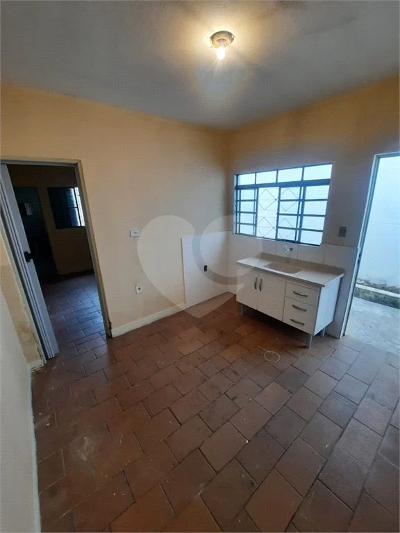 Jardim Morada do Sol- casa de vila- frente- sem vaga de garagem,(garagem pra moto,) - 1 dormitório, wc, cozinha, lavanderia - R$ 1000,00- com iptu- aceita 03 caução, fiador, 08 titulo de capitalização, obs - água e energia compartilhada, Ótima localização, próxima ao distrito i