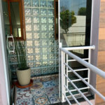 Sobrado com 3 quartos e garagem para 5 veículos.