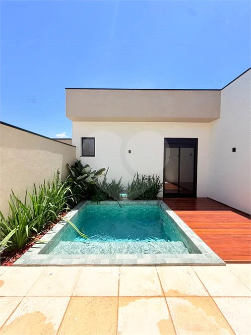 Casa térrea com 3 suítes no Condomínio Residencial Viena em Indaiatuba-SP - Acabamento de alto padrão - R$ 1.690.000,00 - AT 250 m² - AC 158 m² - 3 suítes,, sendo 1 suíte master com closet - Sala para dois ambientes (estar e jantar) - Cozinha planejada com ilha cooktop, forno elétrico e micro-ondas,