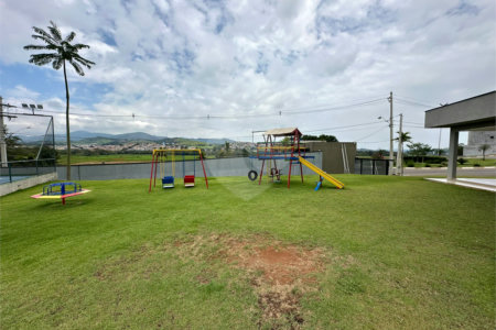 Terreno em condomínio fechado com 1.086 metros, pronto para construir, ampla área de lazer, aceita financiamento