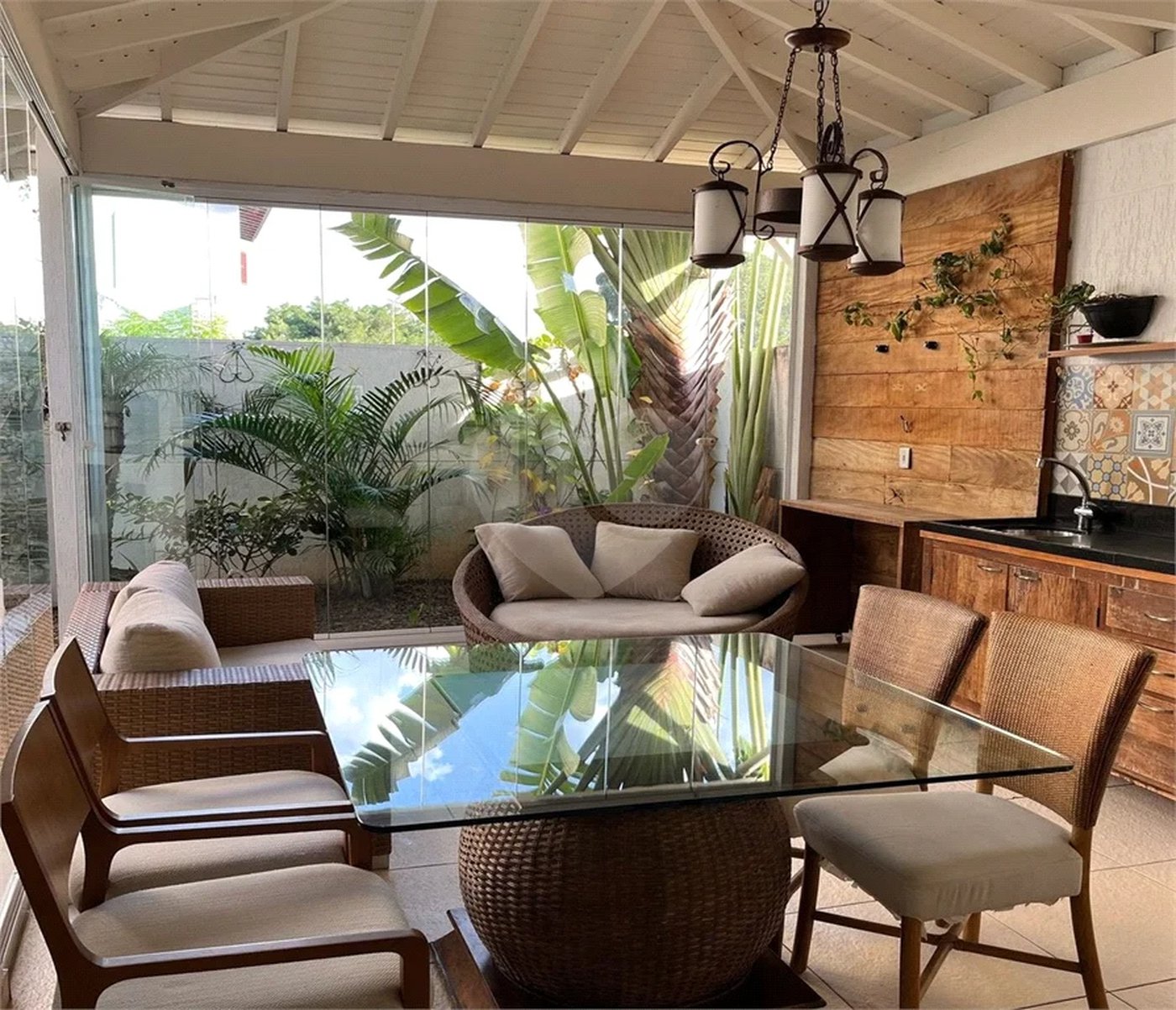 SOBRADO MOBILIADO DE 199,0 M² COM 02 SUITES, 04 VAGAS E PISCINA PARA VENDA NO JARDIM VIRGINIA BIANCA