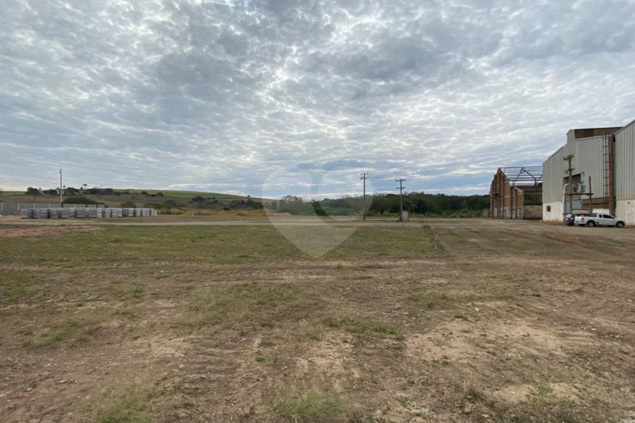 Galpão industrial à venda ou para locação na beira da Rodovia Hermínio Petrin - SP 308.