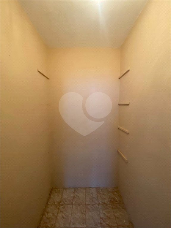 Casa Térrea com 3 dormitórios, sendo 2 suítes.