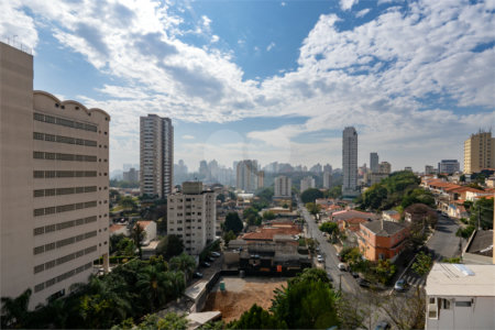Apartamento a venda na Rua Gaspar Lourenço totalmente reformado - 2 quartos, varanda