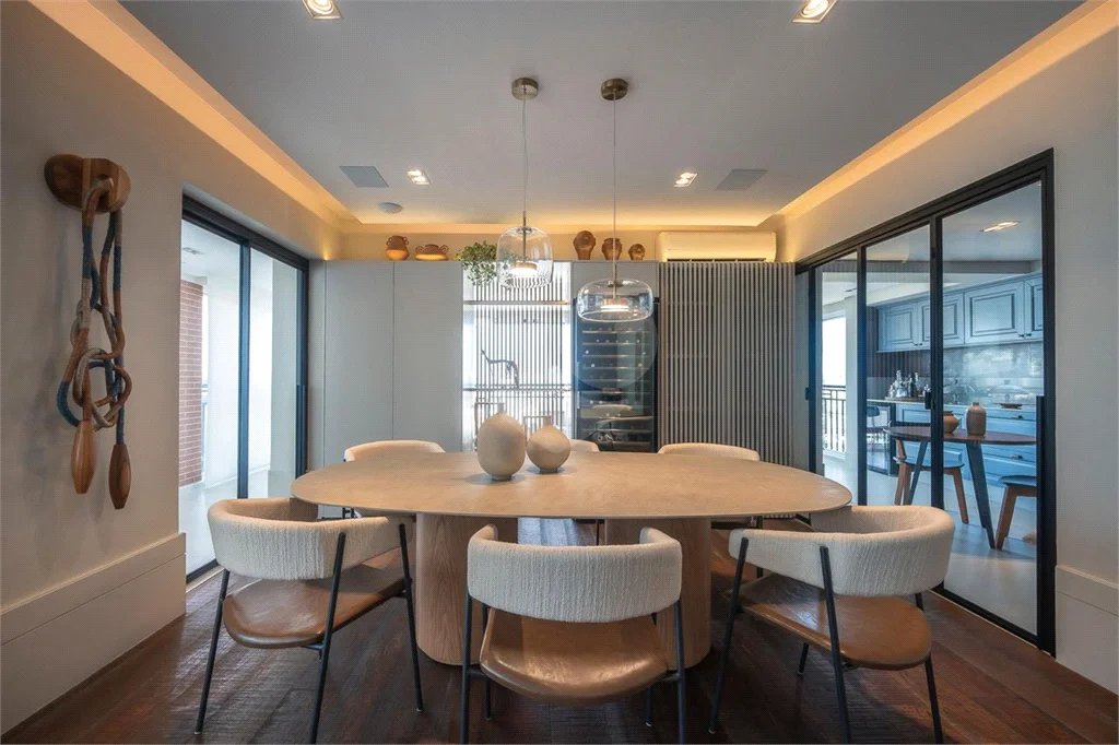 Apartamento de 224m² com 4 dormitórios, 3 suítes, 4 vagas de garagem e deposito