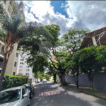 Apartamento á venda no centro com dois dormitórios e sacada.