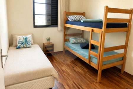 Apartamento á venda no centro com dois dormitórios e sacada.