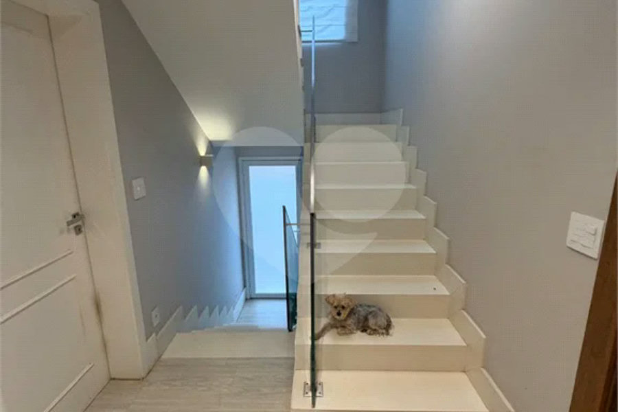 Casa de alto padrão em condomínio exclusivo com 4 suítes