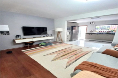 Casa de 85m2 com 3 dormitórios e 2 vagas de garagem localizado no Bosque da Saúde