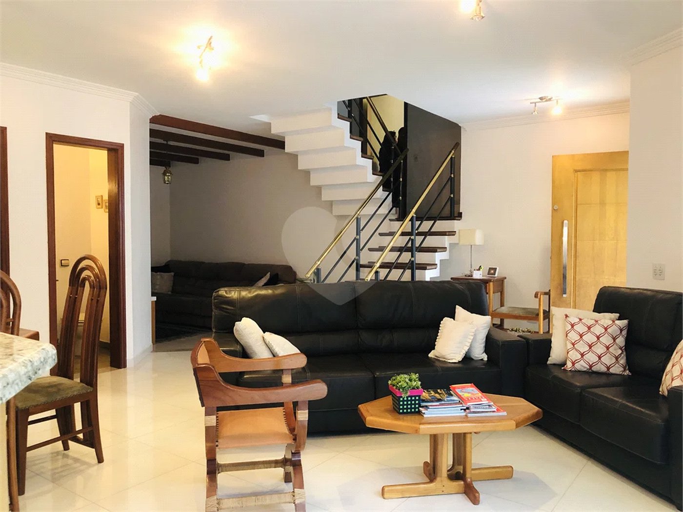 SOBRADO A VENDA NO TREMEMBÉ - 3 DORMS. (1 SUÍTE) E 5 VAGAS