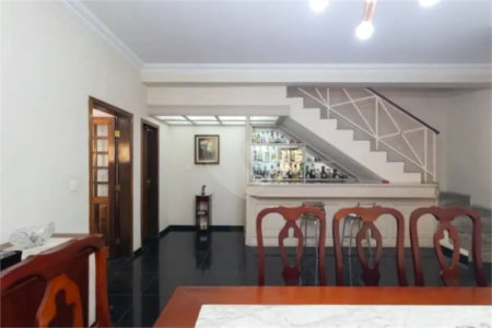 Casa com 3 dormitórios sendo 3 suítes com 03 vagas de garagem.