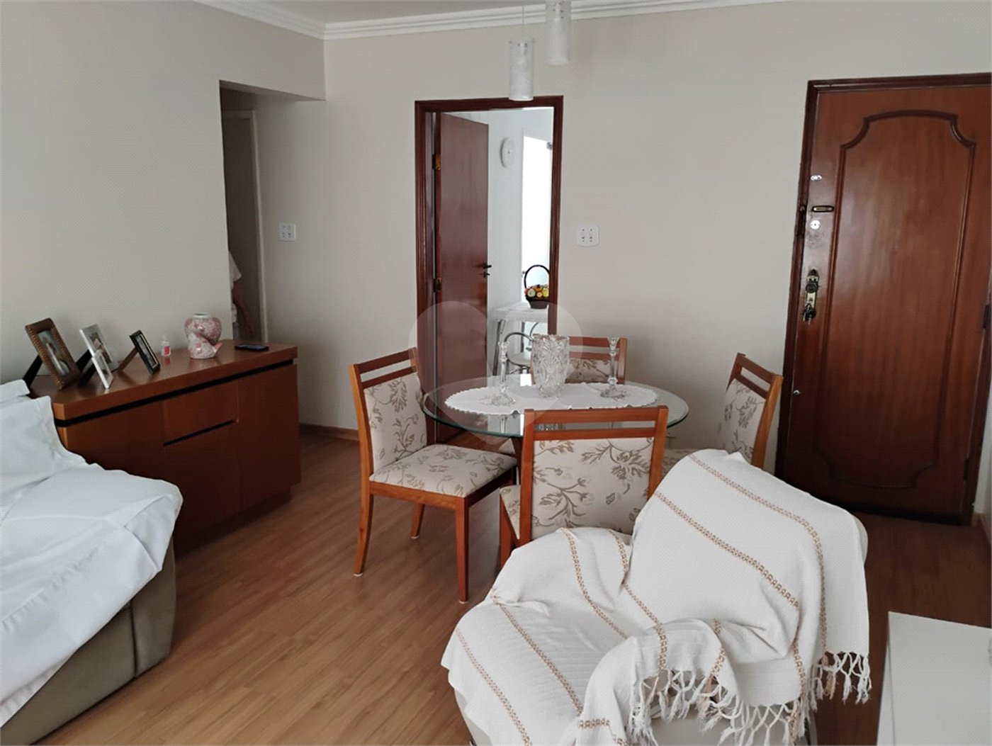 Vende-se apartamento no Jardim Aeroporto com 03 dormitórios