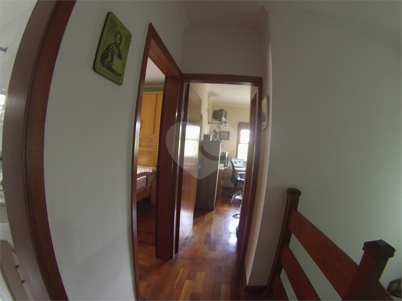 Sobrado com 4 quartos sendo 2 suítes.