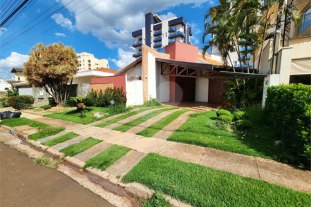 Casa Antiga, Charmosa e Muito Bem Localizada no Condomínio Faber Castell I á venda