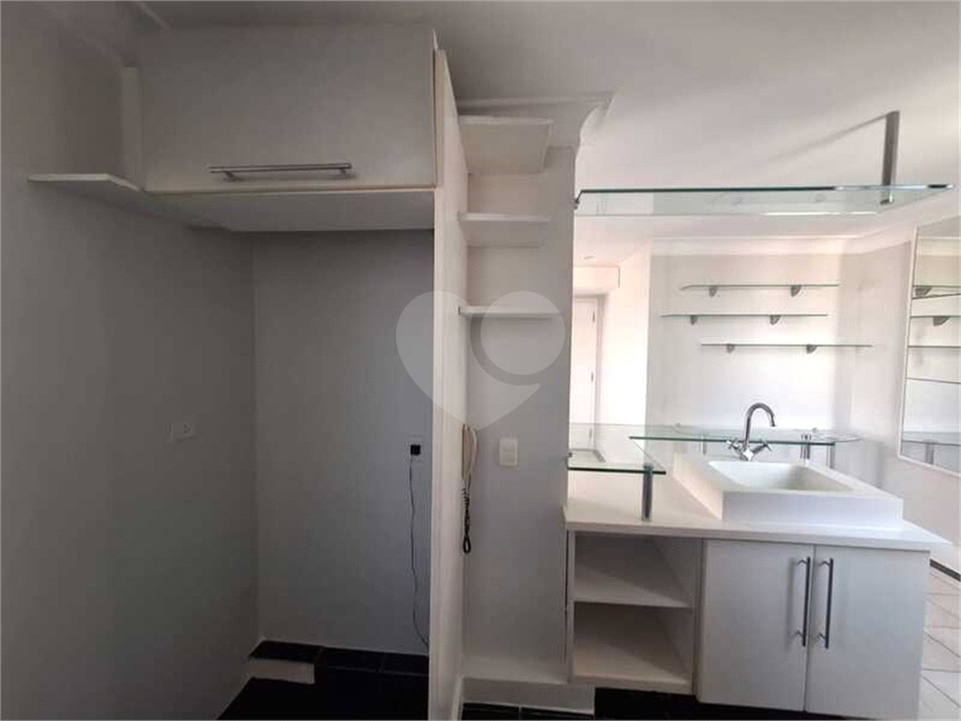 Apartamento para locação com 2 dormitórios, sendo 1 suíte com 02 vagas, totalmente climatizado nos 3 ambientes