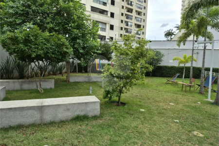 Oportunidade na Vila Leopoldina!! Apartamento com dois dormitórios, sendo uma suíte, dois banheiros, e com duas vagas.