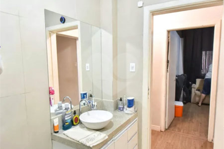 Apartamento á venda de 108m2 no Cond. Edifício Silvia a 350 metros da estação do metro Ana Rosa (linha azul e verde).