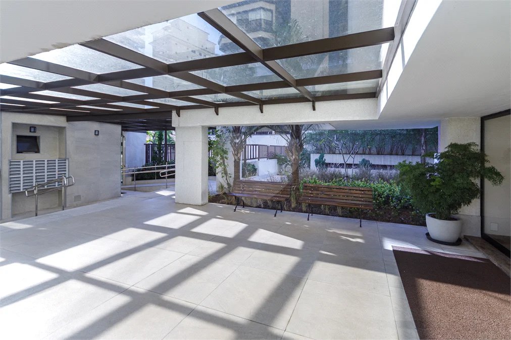 Apartamento de 149,51m2, 3 dormitórios, 1 suíte, toalete social, living 2 ambientes, 2 vagas fixas e lazer completo em Higienópolis.