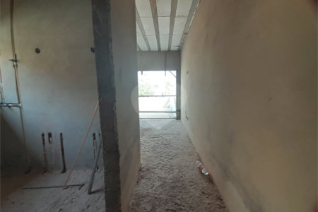 Casa em Construção com Área Gourmet e Piscina no Condomínio Damha II