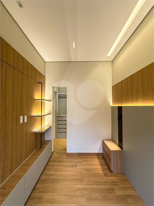 Indaiatuba - Condominio Sapezal - R$ 2.400.000,00 - Área Total 360,00 m² - Área Construída 213,32 m² - TÉRREA - 03 suítes sendo a master com closet; - Escritório; Lavabo; Cozinha com cooktop e planejados; Gourmet com churrasqueira; Ambientes preparados para ar condicionado; Piscina com cascata,
