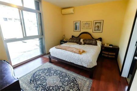 Sobrado à venda com 4 quartos, sendo 3 suítes, em Vila Sônia, São Paulo, SP