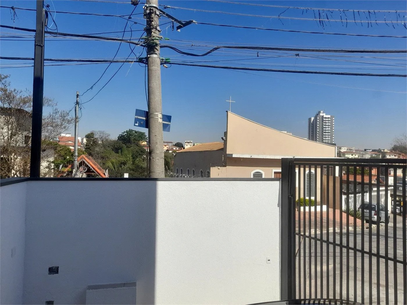 Sobrado novo com duas suites , duas vagas .