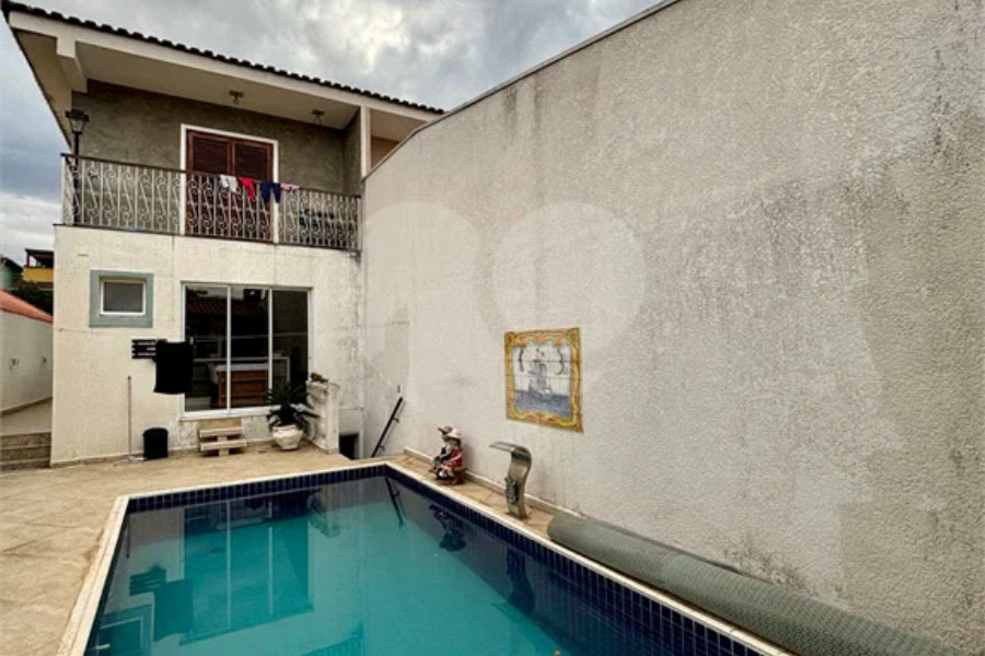 Sobrado à venda no Tremembé com 4 dormitórios, piscina e 4 vagas de garagem.