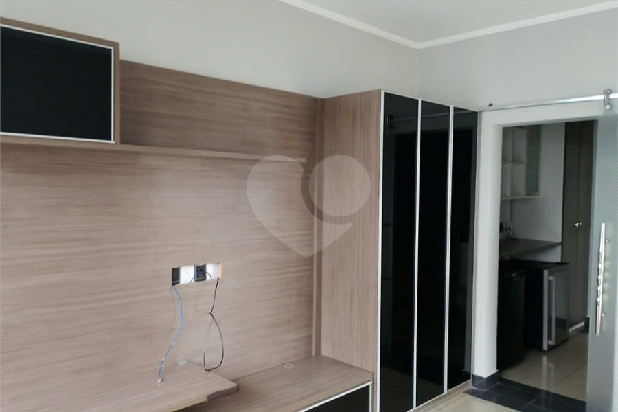 Linda cobertura Duplex om 3 dormitórios, sendo uma suíte com armários e ar condicionado e 2 vagas .