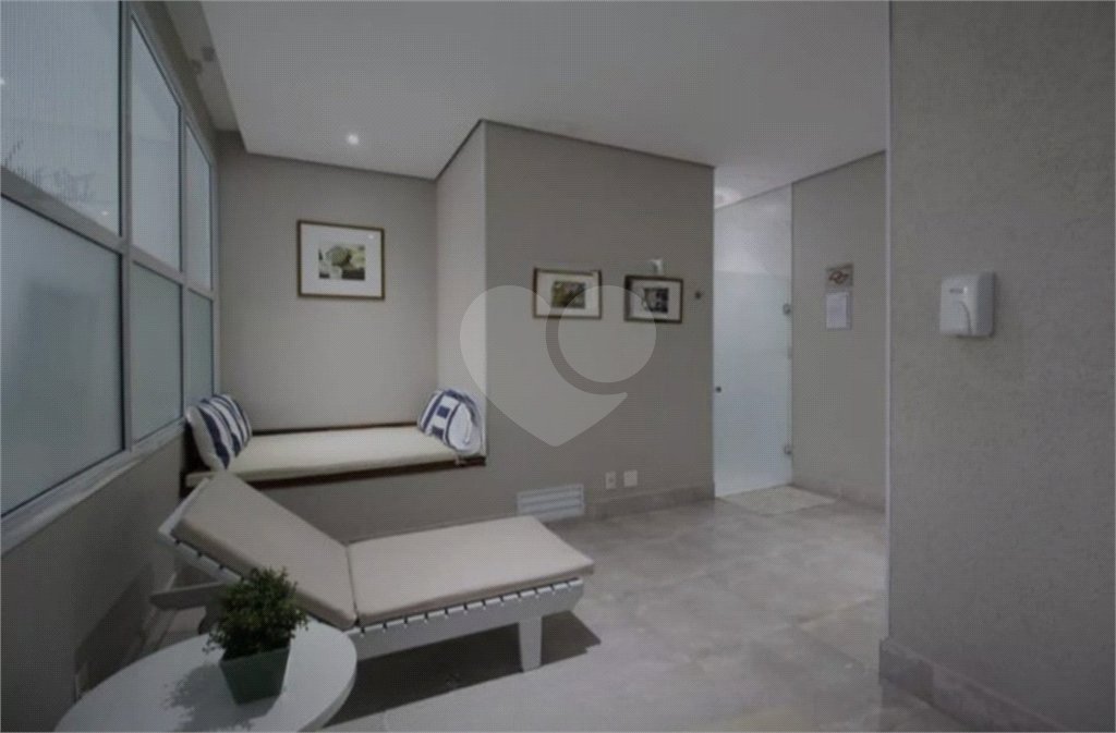 Apartamento com dois dormitórios sendo um climatizado, com duas vagas de garagem.