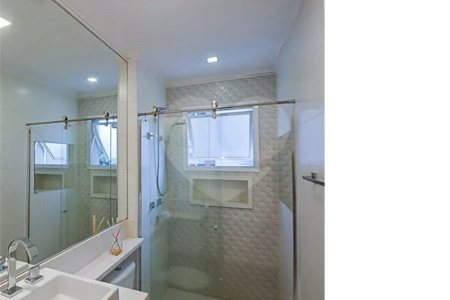 Espaço, conforto e uma localização privilegiada fazem deste apartamento mobiliado no Baeta Neves, em São Bernardo do Campo, uma excelente opção para seu novo lar. Com 118 m², três dormitórios e quatro banheiros, o imóvel oferece ambientes amplos para acomodar a família e receber amigos com comodidad