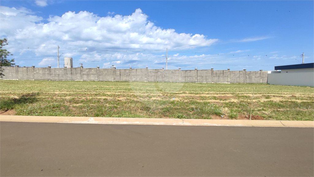 Lote à Venda em São Carlos, no Condomínio Villeneuve I