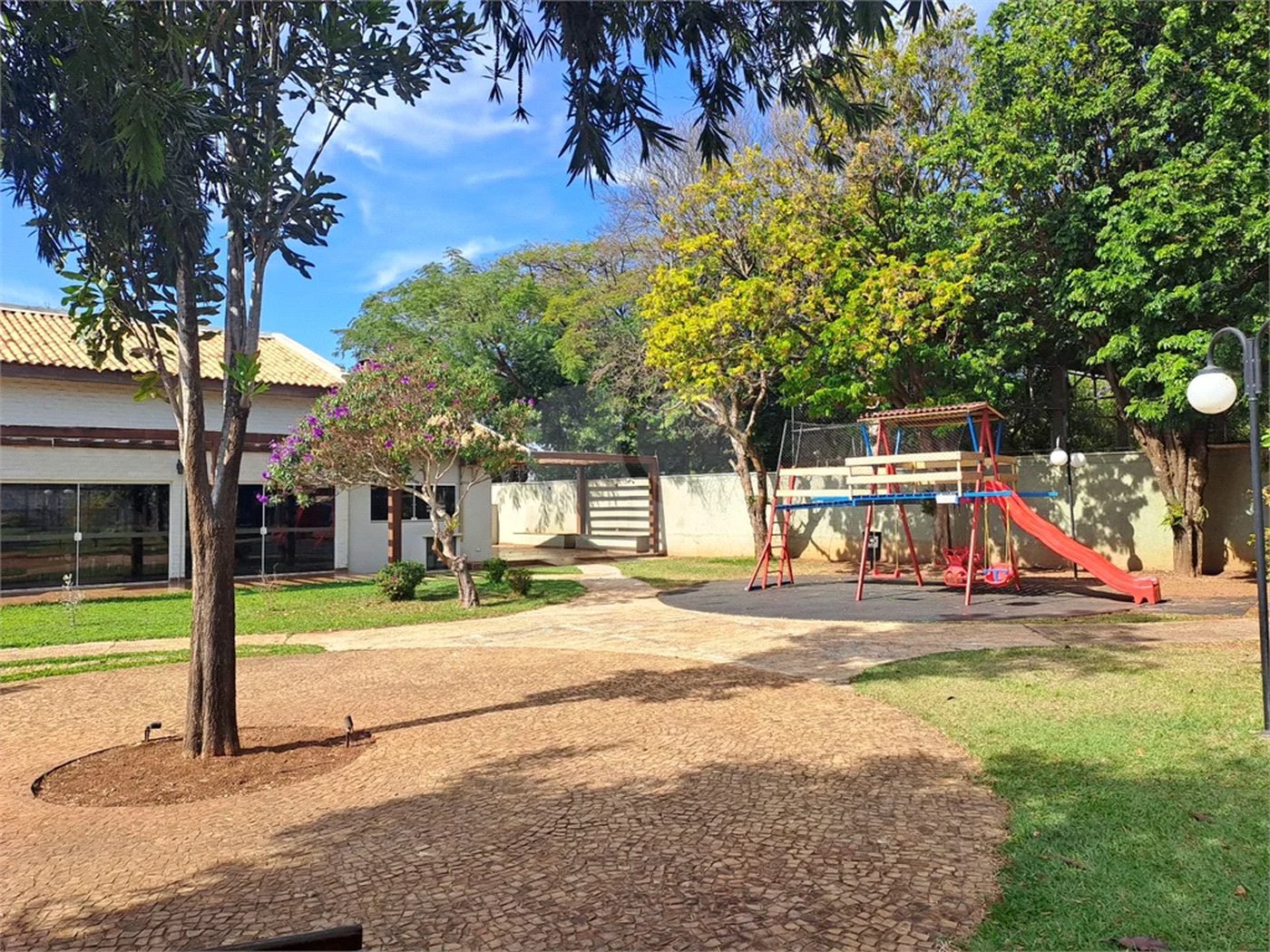 Linda Casa 3 dormitórios com piscina - R$ 950.000,00