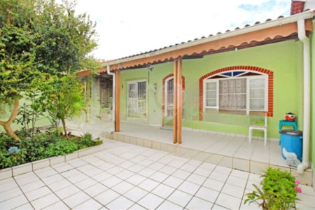 Casa á venda com 3 quartos e 5 vagas próximo a Praia.
