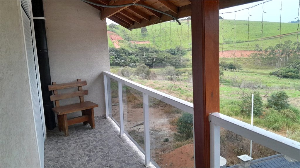 Chácara em Área Rural de Piracaia, com casa principal + 4 kitnets alugadas, excelente localização