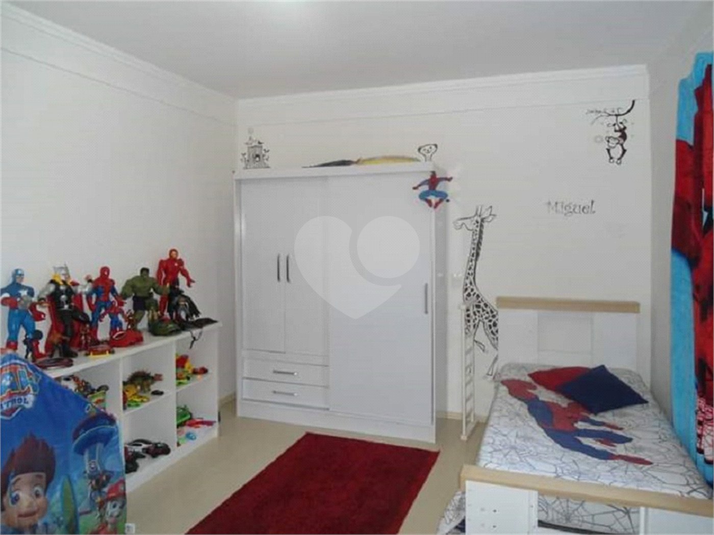 Casa Térrea com dormitórios, sendo 2 suítes.