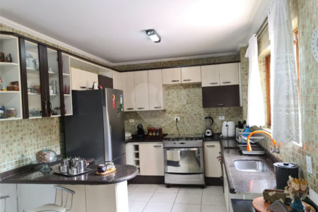 Casa à venda na Vila Esperança com 230m² 3 dormitórios 1 suíte 3 banheiros 3 vagas