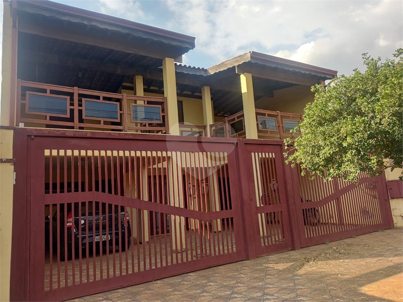 Sobrado espaçoso com 3 quartos,no Parque Fehr á Venda!