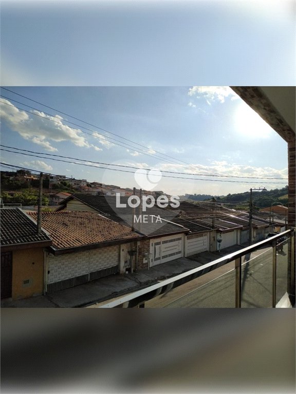 Esta encantadora casa, situada no tranquilo bairro Jardim Bandeirantes, na zona sul de São José dos